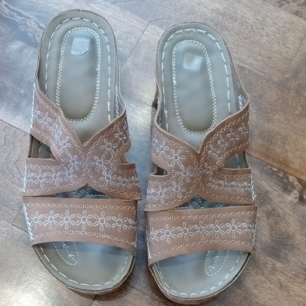 Lot of 4 Women's Casual Sandals - Picture 12 of 16